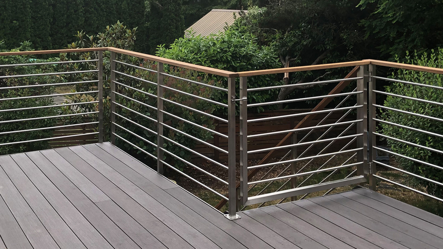 Horizontal bar railing system with a gate