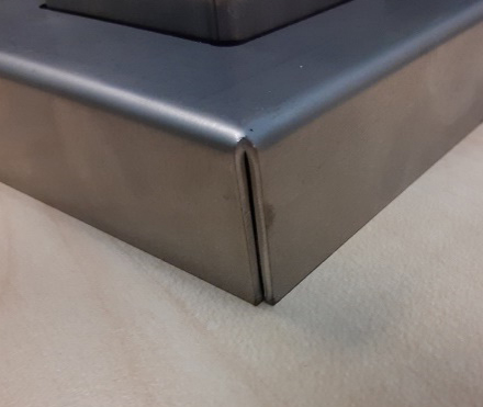 Base plate cover with corner gap